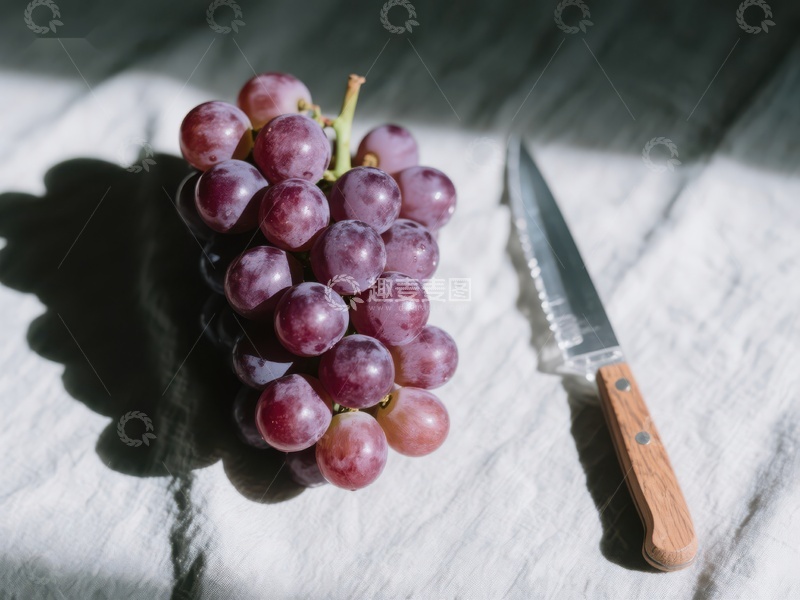 高清大图下载【趣麦麦图】葡萄与刀具的静物组合