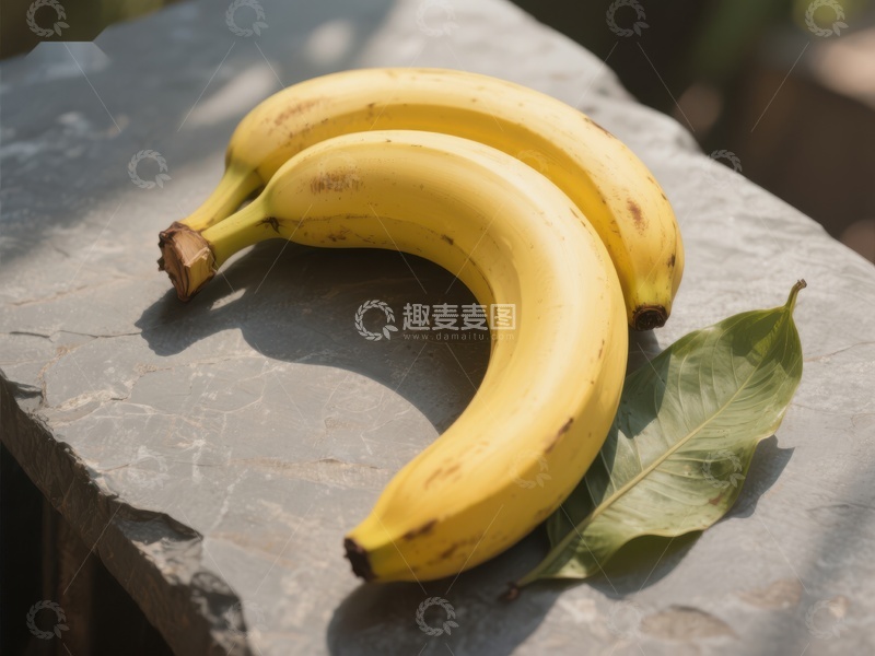 高清大图下载【趣麦麦图】三根香蕉与绿叶静置石台