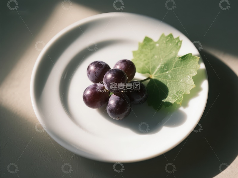 高清大图下载【趣麦麦图】阳光下的葡萄与绿叶