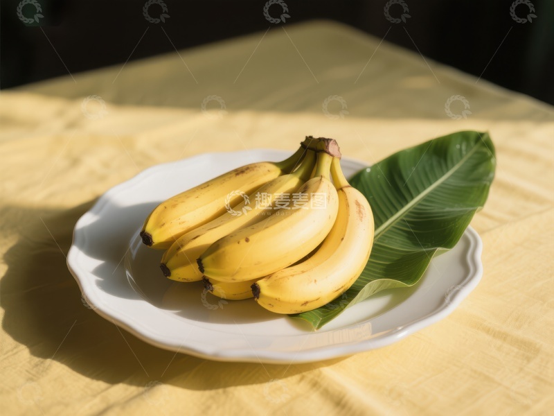 高清大图下载【趣麦麦图】盘中香蕉与绿叶