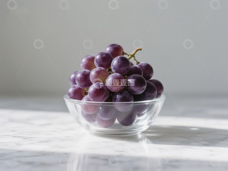 高清大图下载【趣麦麦图】透明碗中的紫色葡萄