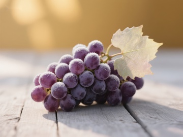 新鲜紫葡萄与绿叶静置木桌