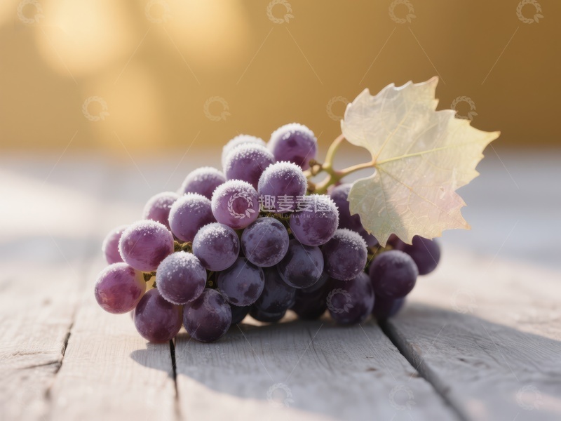 高清大图下载【趣麦麦图】新鲜紫葡萄与绿叶静置木桌