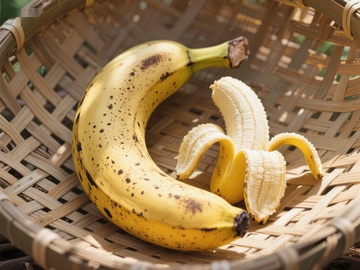 熟透香蕉置于竹篮中