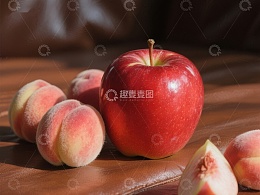 红苹果与桃子的静物组合