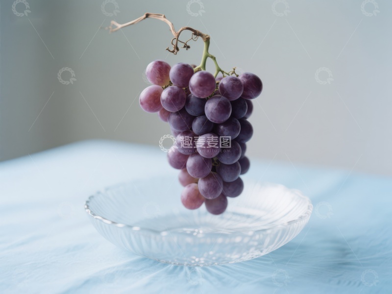 高清大图下载【趣麦麦图】紫色葡萄置于透明玻璃盘中