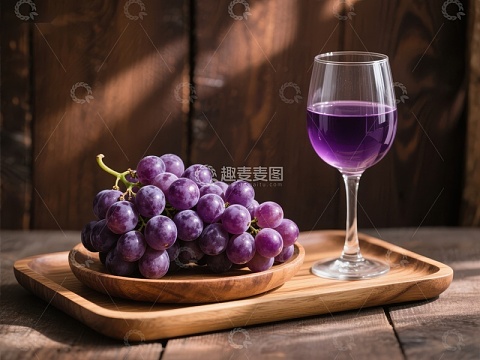 紫葡萄与红酒杯的静物组合