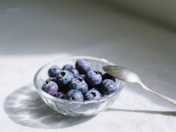 玻璃碗中的新鲜蓝莓