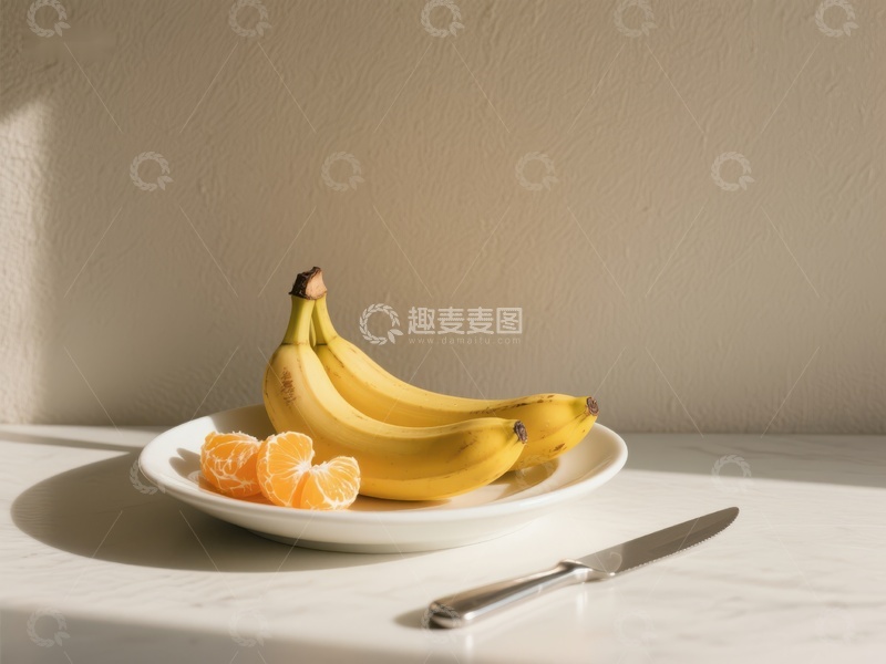 高清大图下载【趣麦麦图】盘中香蕉与橘瓣，阳光洒落