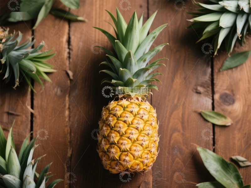 高清大图下载【趣麦麦图】新鲜菠萝置于木质桌面
