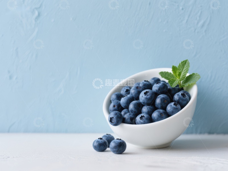 高清大图下载【趣麦麦图】蓝莓盛于白碗，点缀薄荷叶