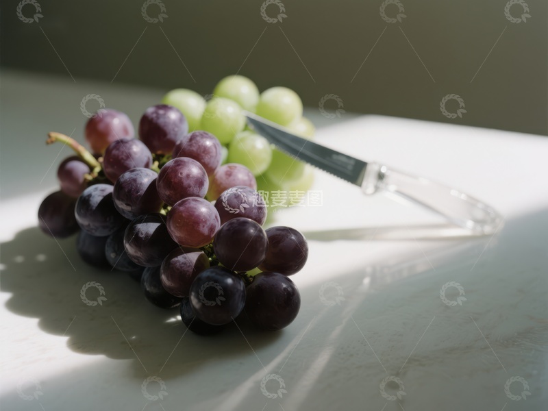 高清大图下载【趣麦麦图】葡萄与刀具的静物组合