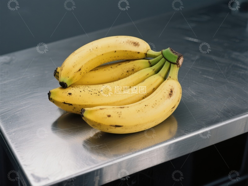 高清大图下载【趣麦麦图】新鲜香蕉置于金属台面