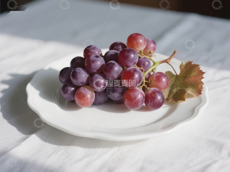 高清大图下载【趣麦麦图】盘中紫葡萄，阳光洒落