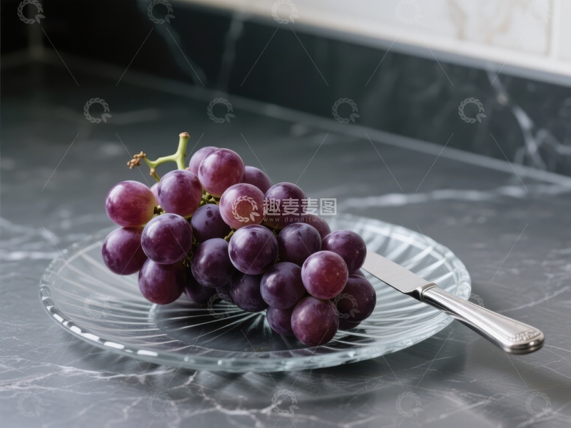 高清大图下载【趣麦麦图】紫葡萄置于玻璃盘中