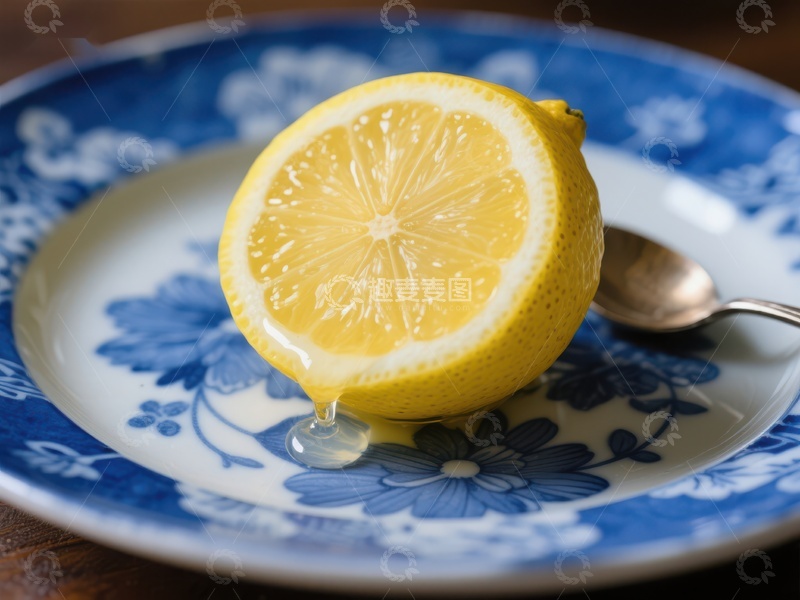 高清大图下载【趣麦麦图】切开的柠檬置于蓝花盘中