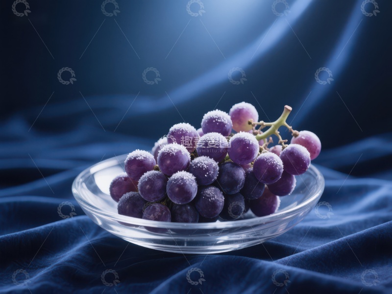 高清大图下载【趣麦麦图】晶莹葡萄置于蓝色布景之上