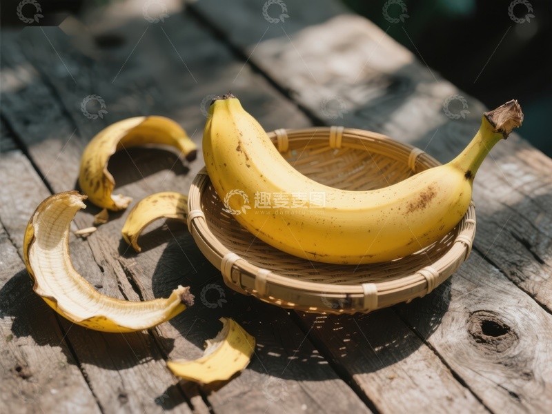 高清大图下载【趣麦麦图】木盘中的香蕉与剥落的果皮