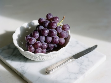 紫葡萄置于白色瓷碗中