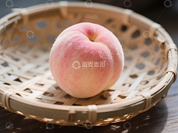 竹篮中的新鲜桃子