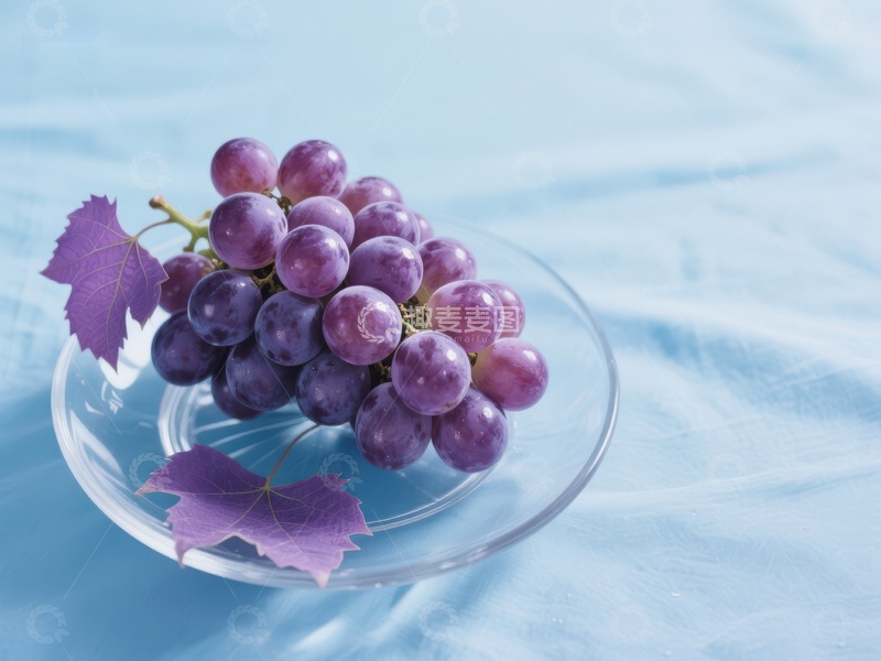 高清大图下载【趣麦麦图】紫葡萄置于透明碟中，背景浅蓝布料