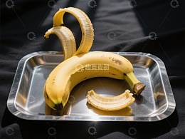 盘中剥开的香蕉