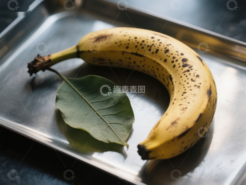 高清大图下载【趣麦麦图】斑点香蕉与绿叶置于金属盘