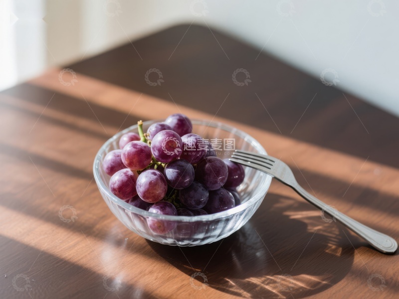 高清大图下载【趣麦麦图】透明碗中的紫葡萄与银叉