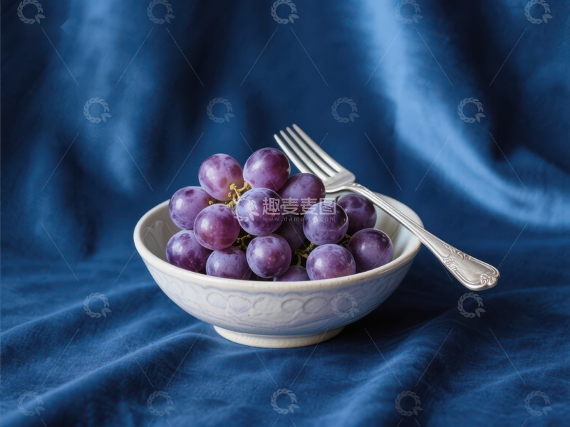高清大图下载【趣麦麦图】紫色葡萄置于蓝色背景的碗中