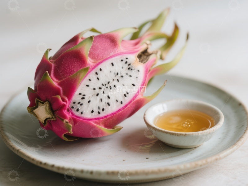 高清大图下载【趣麦麦图】切开的火龙果与蜂蜜小碟