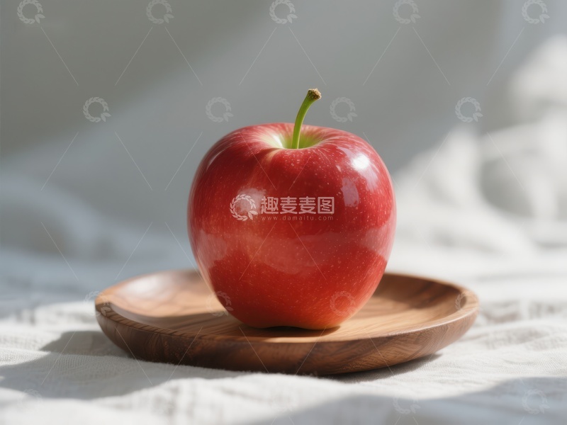 红苹果置于木质盘中