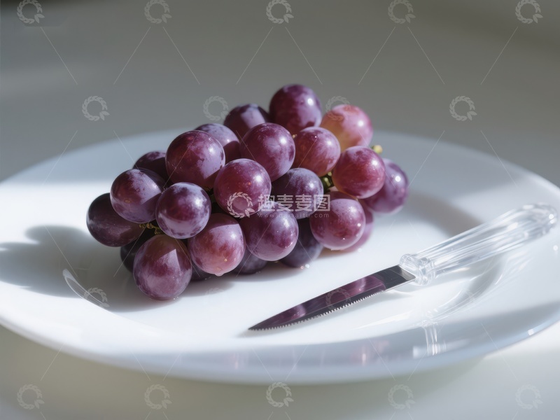 高清大图下载【趣麦麦图】盘中紫葡萄与透明刀具