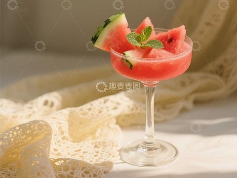 西瓜冰沙配薄荷装饰