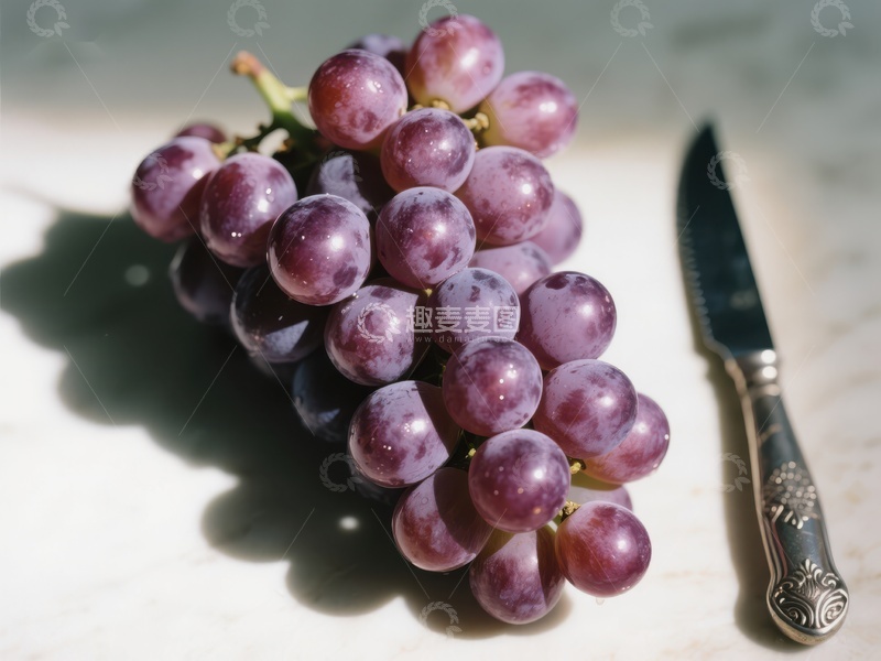 高清大图下载【趣麦麦图】新鲜葡萄与复古刀具