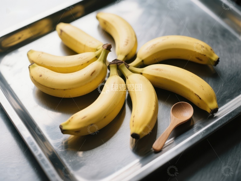 高清大图下载【趣麦麦图】金属盘上的香蕉与木勺