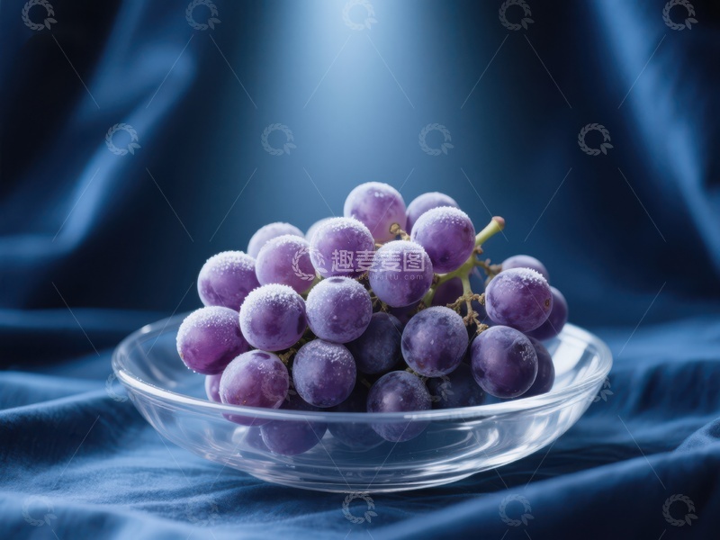 高清大图下载【趣麦麦图】盘中紫葡萄，蓝布背景