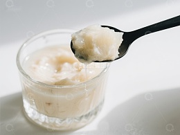 勺子舀起的白色浓稠食物