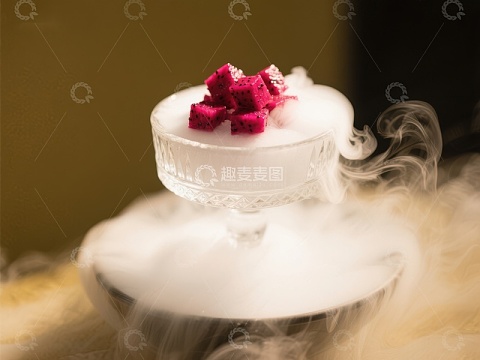 烟雾缭绕的甜品杯