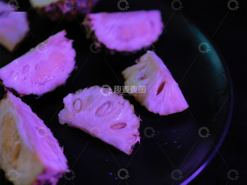 高清大图下载【趣麦麦图】紫色灯光下的菠萝切片