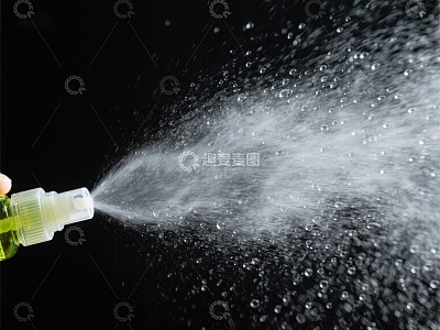喷雾器释放细密水雾瞬间