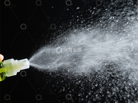 喷雾器释放细密水雾瞬间