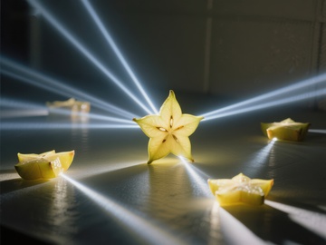 星形水果与激光交汇的现代艺术