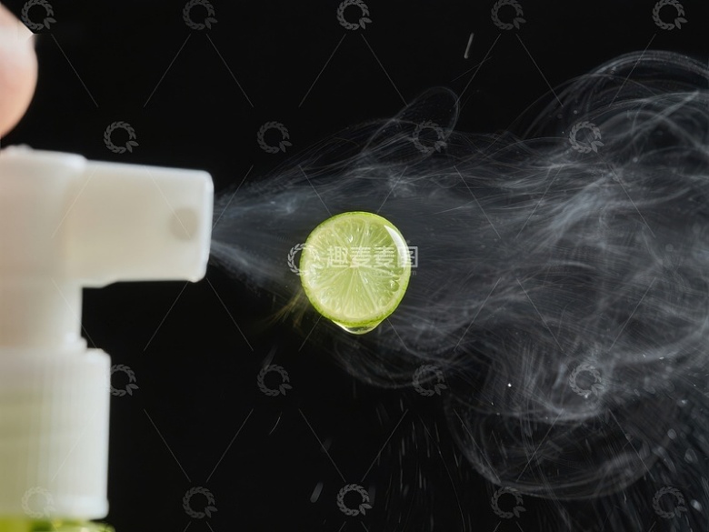 喷雾器喷射烟雾环绕青柠