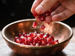 手握石榴籽，倾入铜碗