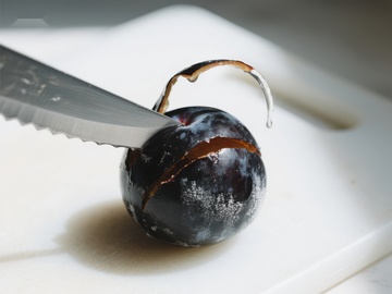 刀切李子，果皮微裂