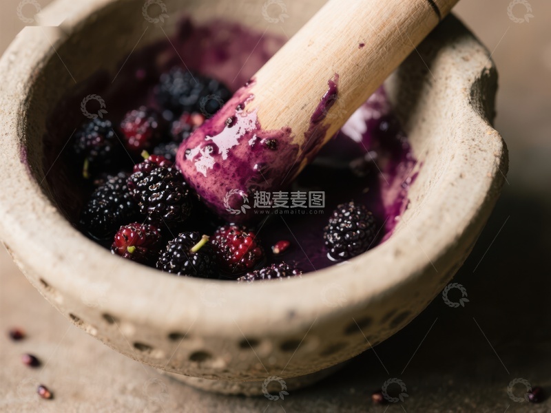 高清大图下载【趣麦麦图】浆果在石臼中捣碎