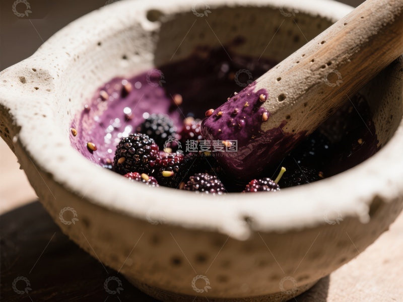 高清大图下载【趣麦麦图】紫莓在石臼中研磨