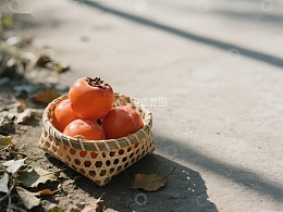篮子里的柿子在阳光下
