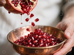 手捧石榴籽倒入铜碗