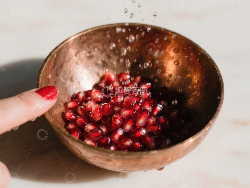 高清大图下载【趣麦麦图】手握铜碗中的石榴籽
